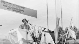 Sierpień 1981 r. Huta Warszawa. Ks. Jerzy Popiełuszko odprawia mszę św. w pierwszą rocznicę strajku w HW 1980 r. Źródło: IPN