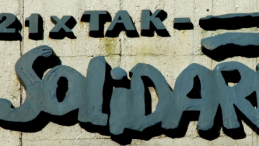 Gdańsk. Fragment tablicy z listą dwudziestu jeden postulatów Solidarności z sierpnia 1980 roku. Tablica jest umieszczona na obelisku przed Bramą nr 2 Stoczni Gdańsk SA na Placu Solidarności. Fot. PAP/M. Angiel 