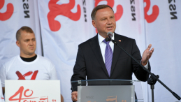 Prezydent Andrzej Duda (P) przemawia na placu Solidarności. Fot. PAP/A. Warżawa