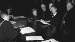 Kazimierz Moczarski (stoi, drugi z prawej) zapoznaje się z aktami w czasie swojego procesu rehabilitacyjnego w 1956 r. Fot. PAP/CAF/W. Kondracki