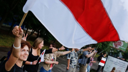 Protest przeciwko brutalności milicji i fałszerstwom wyborczym. Mińsk, 21.08.2020. Fot. PAP/EPA