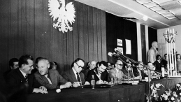 Podpisanie Porozumienia Gdańskiego: Mieczysław Jagielski (3L), Lech Wałęsa (4L), Tadeusz Fiszbach (5L). 31.08.1980. Fot. PAP/CAF/Z. Trybek 