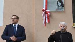 Gdańsk, 31.08.2020. Prezes IPN Jarosław Szarek i wicemarszałek Senatu, działacz opozycji antykomunistycznej Bogdan Borusewicz podczas odsłonięcia tablicy pamięci Aliny Pienkowskiej-Borusewicz. Fot. PAP/M. Gadomski