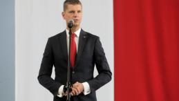 Minister edukacji narodowej Dariusz Piontkowski przemawia podczas centralnej inauguracji roku szkolnego w Zespole Szkół Mechanicznych im. Stefana Czarnieckiego w Łapach. Fot. PAP/A. Reszko