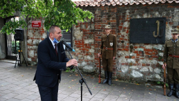 Dyrektor Muzeum Archeologicznego w Krakowie Jacek Górski (L) podczas obchodów rocznicy rozbicia więzienia św. Michała przy tablicy pamiątkowej przy wejściu do muzeum. 18.08.2020. PAP/Łukasz Gągulski