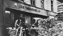 Warszawa, 10.1940 r. Niemcy wydali rozkaz utworzenia getta dla ludności żydowskiej. W połowie listopada cały teren ogrodzony był wysokim murem. Na zdj. budowa murów wokół żydowskiej dzielnicy. Fot. PAP/CAF