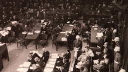 Proces w Norymberdze w listopadzie 1945 r.; ogólny widok sali rozpraw. Fot. PAP/CAF-Archiwum