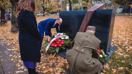 Wiceprezes IPN i ambasador Węgier złożyli kwiaty przed pomnikiem Węgierskich Honwedów. Źródło: IPN