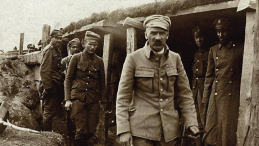 Józef Piłsudski w okopach na Wołyniu. Źródło: Wikimedia Commons