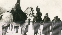 Cesarz Karol I zwiedza front na odcinku Polskiego Korpusu Posiłkowego. Stoją od prawej: N.N., cesarz Karol I, płk Józef Haller (na białym koniu). Bukowina. 10.12.1917 r. Źródło: CAW