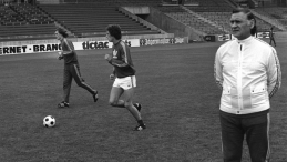 RFN. 1974. Piłkarskie Mistrzostwa Świata. Trening reprezentacji Polski, z prawej trener Kazimierz Górski . Fot. PAP/CAF-archiwum