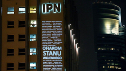 W hołdzie ofiarom stanu wojennego, na ścianie budynku IPN przy ulicy Towarowej w Warszawie, wyświetla się naprzemiennie napis „Ofiarom stanu wojennego” z wymienionymi nazwiskami ofiar i zapalona świeca z napisem „13 Grudnia 1981”. 11.12.2012. Fot. PAP/T. Gzell