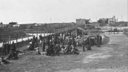 Zamojszczyzna, 1942 r. Akcja wysiedlania ludności ze wsi Zamojszczyzny trwała do końca 1942 r. Nz. Obóz w Biłgoraju. Fot. PAP/CAF