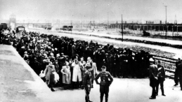 Selekcja więźniów niemieckiego obozu Auschwitz na rampie. Fot. PAP/CAF/Reprodukcja