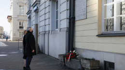 Wicepremier, minister kultury, dziedzictwa narodowego i sportu Piotr Gliński złożył kwiaty pod tablicą upamiętniającą Baczyńskiego na frontowej ścianie Pałacu Blanka w Warszawie. Źródło: MKiDN