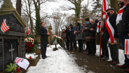 Kraków, 23.01.2021. Prezes IPN Jarosław Szarek (L) oraz delegacje krakowskiego oddziału Stowarzyszenia Dziennikarzy Polskich i środowiska kibiców Cracovii składają kwiaty na cmentarzu Rakowickim w Krakowie, 23. bm. w miejscu spoczynku Zygmunta Nowakowskiego (w grobie rodziny Kowalskich) w 130. rocznicę jego urodzin. Fot. Ł. Gągulski