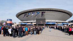 Katowice, 04.03.2017. Kolejki przed katowickim Spodkiem, gdzie odbywają się ostatnie rozgrywki finałowe 11. sezonu mistrzostw świata w grach komputerowych Intel Extreme Masters. Fot. A. Grygiel