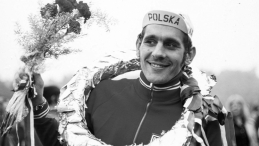 Praga, Czechosłowacja, 00.00.1971. Ubiegłoroczny zwyciezca, kolarz Ryszard Szurkowski, na mecie XXIII Wyścigu Pokoju.  PAP/Archiwum