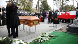 Warszawa, 10.03.2021. Żona zmarłego Elżbieta Bogucka (2L) podczas uroczystości pogrzebowych Jana Lityńskiego na Cmentarzu Wojskowym na Powązkach w Warszawie, 10 bm. Były działacz opozycji w PRL utonął 21 lutego w Narwi w okolicach Pułtuska, próbując ratować psa, pod którym załamał się lód. Fot. PAP/L. Szymański