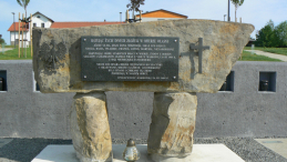 Pomnik w Markowej poświęcony ofiarom zbrodni . Źródło: Wikipedia Commons