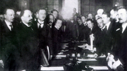 Ryga, 18 marca 1921 r. Podpisanie traktatu pokojowego polsko-sowieckiego. Na zdj. pierwszy z prawej Jan Dąbski. Źródło: NAC