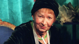 WARSZAWA 29.12.2001r. Po spektaklu "Zielona Gęś" w Teatrze Polskim Irena Kwiatkowska rozdawała autografy podczas promocji płyty z piosenkami w wykonaniu artystki. PAP/A. Rybczyński