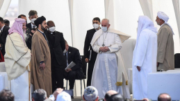Papież Franciszek podczas spotkania międzyreligijnego w irackim Ur. Fot. PAP/EPA