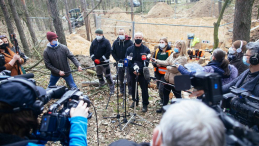 Zastępca prezesa Instytutu Pamięci Narodowej oraz p.o. dyrektora Biura Poszukiwań i Identyfikacji IPN. prof. Krzysztof Szwagrzyk (C) podczas briefingu prasowego w kompleksie leśnym na warszawskiej Białołęce. Fot. PAP/A. Zawada