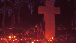 Krzyż katyński na Cmentarzu Wojskowym na Powązkach, 1989 r. Fot. PAP/J. Bogacz