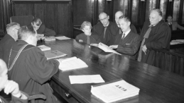 1956. Kazimierz Moczarski (stoi, drugi z prawej) zapoznaje się z aktami w czasie swojego procesu rehabilitacyjnego. Fot. PAP/W. Kondracki
