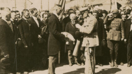 Fot. Urząd Miasta Płocka - marszałek Józef Piłsudski odznaczył Płock Krzyżem Walecznych za bohaterską obronę przed armią bolszewicką