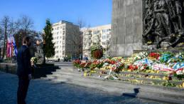 Premier Mateusz Morawiecki zapalił znicz pod pomnikiem Bohaterów Getta w Warszawie. Źródło: Fb Kancelaria Premiera