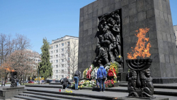 Mieszkańcy miasta składają kwiaty przed Pomnikiem Bohaterów Getta na stołecznym Muranowie. 19.04.2020. Fot. PAP/W. Olkuśnik