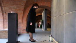 Marszałek Sejmu Elżbieta Witek (C) podczas uroczystości złożenia kwiatów przed siedzibą Muzeum Katyńskiego. Fot. PAP/L. Szymański