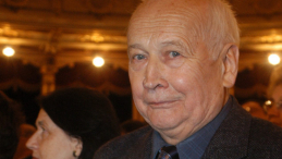 2005 r. Henryk Bereska z nagrodą "Transatlantyk" przyznaną za działalność translatorską. Fot. PAP/J. Bednarczyk