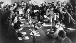 Niemcy, Berlin, 1945-05-08. Feldmarszałek Wilhelm Keitel (u szczytu stołu) podpisał akt bezwarunkowej kapitulacji Niemiec. Fot. PAP/CAF/APN