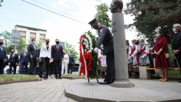  Prezydent RP Andrzej Duda (6L) z małżonką Agatą Kornhauser-Dudą (5L) podczas ceremonii złożenia wieńca przed pomnikiem Prezydenta Lecha Kaczyńskiego w Tbilisi. Fot. PAP/L. Szymański