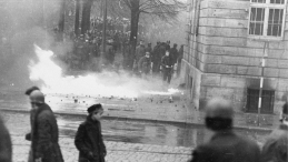Czerwiec 1976: podpalenie budynku Komitetu Wojewódzkiego PZPR w Gdańsku. Fot. PAP/CAF/Reprodukcja