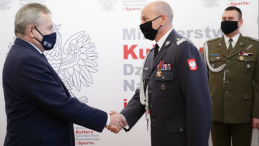 Dowódca Garnizonu Warszawa uhonorowany odznaką „Zasłużony dla Kultury Polskiej”. Źródło: MKDNiS/ fot. Danuta Matloch