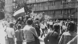 Radomski Czerwiec 1976: robotnicy z flagami jadą na meleksie przed budynkiem KW PZPR. Fot. PAP/CAF/Reprodukcja