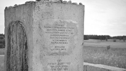 Mogiła-pomnik, na cmentarzu żydowskim, Jedwabne. Źrodło: www.commons.wikimedia.org