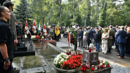 Prezydent RP Andrzej Duda (C-P) podczas uroczystości złożenia kwiatów przed Pomnikiem Gloria Victis na terenie kwater powstańczych na Cmentarzu Wojskowym na Powązkach w Warszawie. Warszawa, 01.08.2021. Fot. PAP/A. Lange