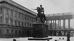 Pomnik księcia Józefa Poniatowskiego przed Pałacem Saskim. Fot. PAP/CAF/Reprodukcja