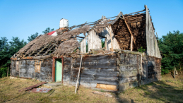 Drewniana chata mennonicka na cmentarzu ewangelicko-augsburskim we Włęczu. Fot. PAP/T. Żmijewski