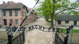 Widok na teren byłego niemieckiego nazistowskiego obozu koncentracyjnego Auschwitz-Birkenau. Od 1947 roku Państwowe Muzeum Auschwitz-Birkenau Oświęcim. Fot. PAP/S. Mielnik