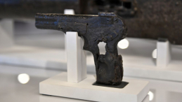 Pistolet FN Browning wz. 1900 zaprezentowany w Muzeum II Wojny Światowej w Gdańsku. Broń została odnaleziona przy szczątkach kpr. Bronisława Peruckiego w trakcie badań archeologicznych prowadzonych na Westerplatte. Fot. PAP/M. Gadomski