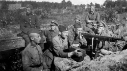 Żołnierze przy stanowisku polskich karabinów maszynowych w rejonie Radzymina. 1920 r. Fot. PAP/Archiwum