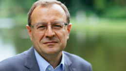 Warszawa, 02.07.2021. Prof. Antoni Dudek podczas sesji zdjęciowej dla Polskiej Agencji Prasowej. Fot. PAP/A. Zawada