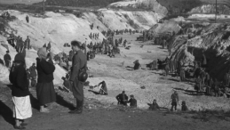 Sowieccy jeńcy zakopują miejsce egzekucji, 1 października 1941 r. Źródło: Wikipedia Commons