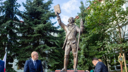Marszałek województwa mazowieckiego Adam Struzik (P) i prezydent miasta Andrzej Nowakowski (L) podczas uroczystego odsłonięcia pomnika marszałka Stanisława Małachowskiego przy Liceum Ogólnokształcącym jego imienia w Płocku. Fot. PAP/S. Łabiński